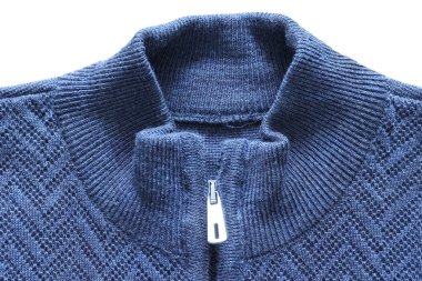 Beyaz arka planda mavi kazak. Örgü süveter.