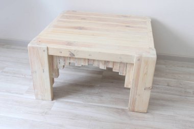 Masadaki modern ahşap sandalye. iç tasarım