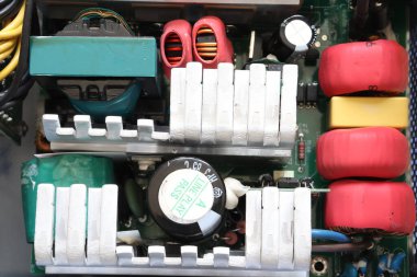 Elektrik devresi, elektrik bileşenleri ve elektrik kabloları.