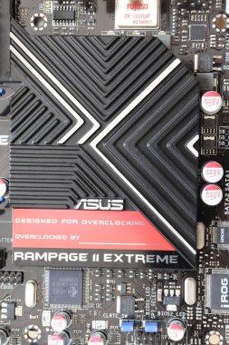 Kırmızı bilgisayarlı bir anakart kapat