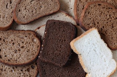 Tahta bir masada dilimlenmiş ekmek, üst manzara.