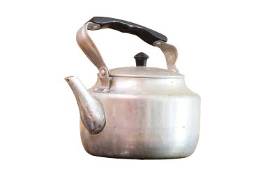 Eski kirli alüminyum çaydanlık. Hafif arkaplanda çaydanlık.