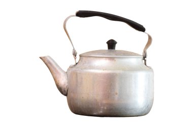 Eski kirli alüminyum çaydanlık. Hafif arkaplanda çaydanlık.