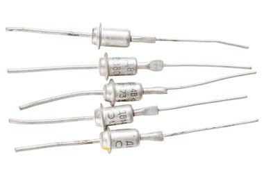 Eski, pis, çizilmiş elektronik parçalar. Işık arkaplanındaki elektronik parçalar.