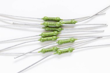 Eski, pis, çizilmiş elektronik parçalar. Işık arkaplanındaki elektronik parçalar.