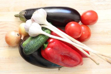 Hafif ahşap arka planda farklı sebzeler..