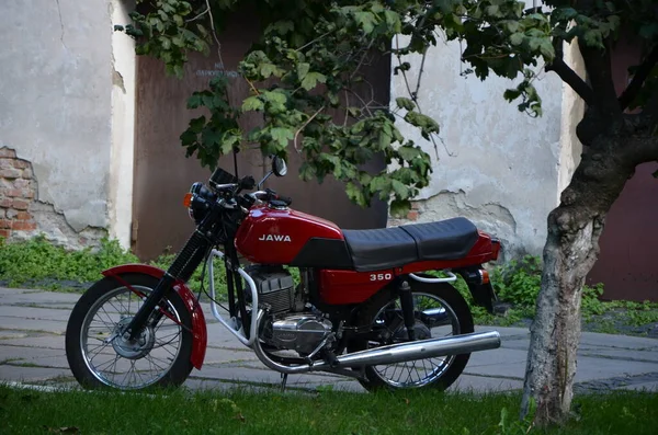 Motocicleta Vermelha Estacionada Perto Casa Rústica — Fotografia de Stock
