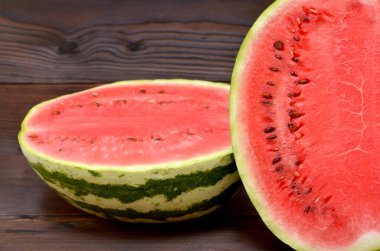 Tahta masada taze karpuz.