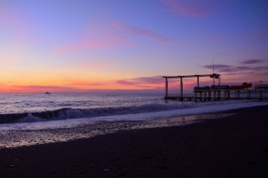 Denizin üzerinde güzel bir gün batımı