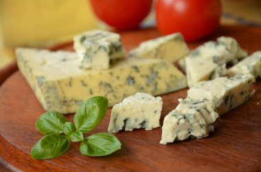 Tahtada domatesli ve fesleğenli peynir