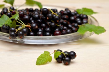 Tahta arka planda bir kasede taze böğürtlen