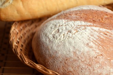 ahşap masa üzerinde taze pişmiş ekmek