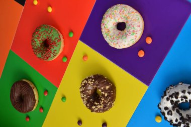 Parlak arka planda serpiştirilmiş renkli çörekler