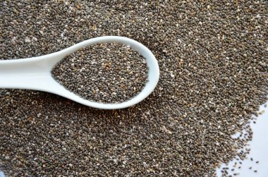 beyaz zemin üzerine kaşık Chia tohum