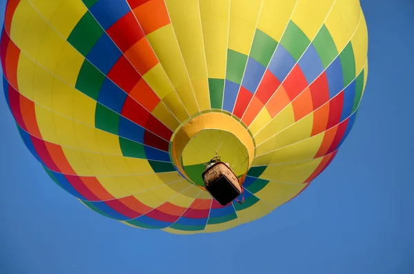 Πολύχρωμο Αερόστατο Θερμού Αέρα Στον Ουρανό — Φωτογραφία Αρχείου