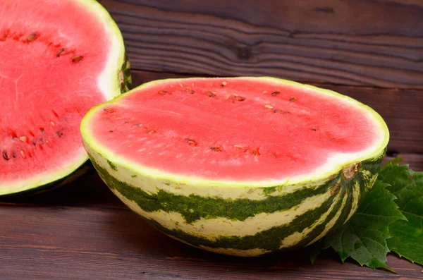Frische Reife Wassermelone Auf Holztisch — Stockfoto