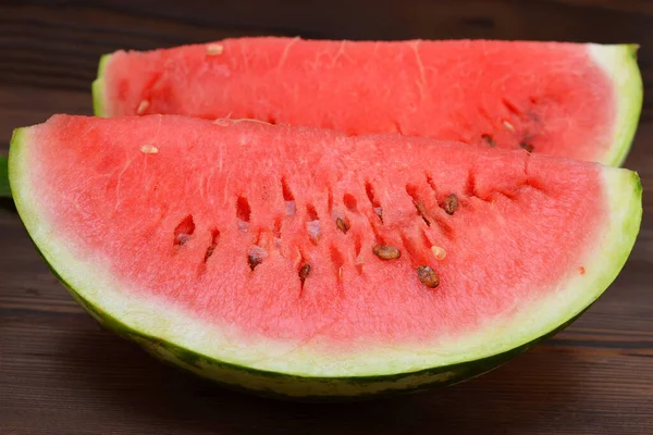 Reife Wassermelone Scheiben Geschnitten Auf Holzgrund — Stockfoto