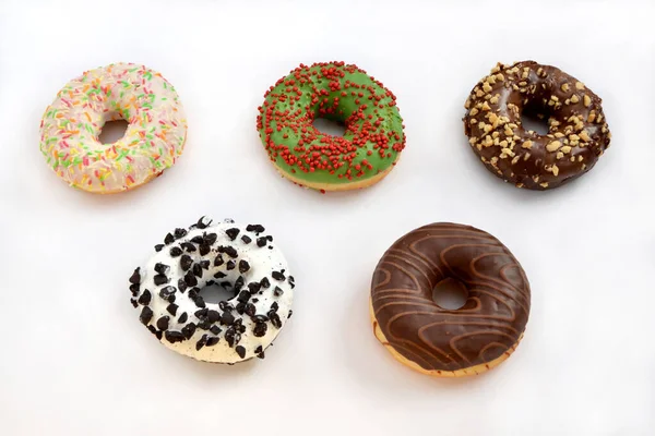 Köstliche Donuts Mit Schokoladenglasur Auf Weißem Hintergrund — Stockfoto