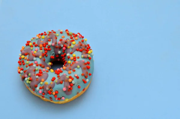 Kleurrijke Donut Met Glazuur Een Blauwe Achtergrond Kopieer Ruimte — Stockfoto