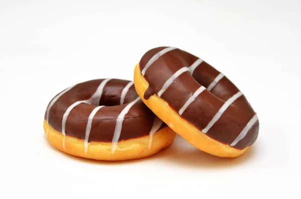Twee Donuts Met Chocolade Glazuur Geïsoleerd Witte Achtergrond Close — Stockfoto
