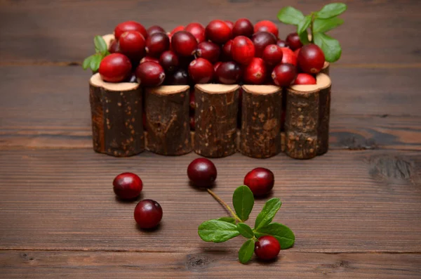 Cranberries Maduras Uma Mesa Madeira Perto — Fotografia de Stock