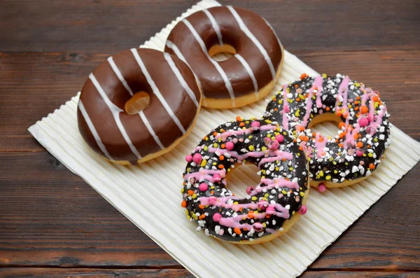 Frische Helle Donuts Großaufnahme Auf Dem Tisch — Stockfoto