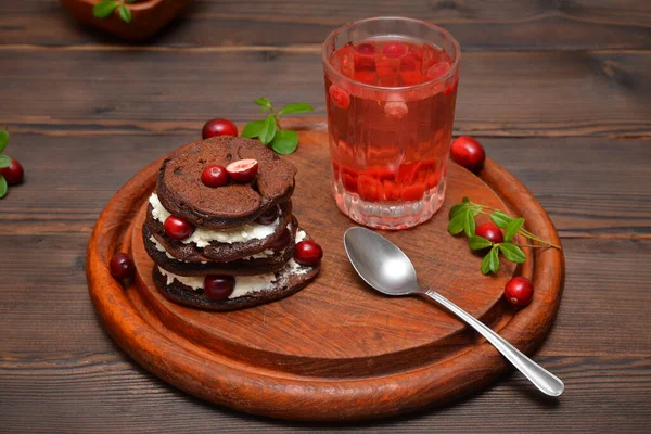Kakao Pfannkuchen Mit Roten Preiselbeeren Und Einem Glas Beerentee Auf — Stockfoto