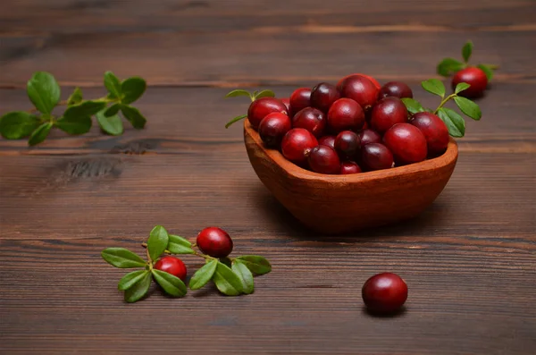 Cranberries Vermelhas Frescas Uma Tigela Madeira — Fotografia de Stock