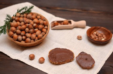 Masada çikolata kremalı ve fındıklı tost.