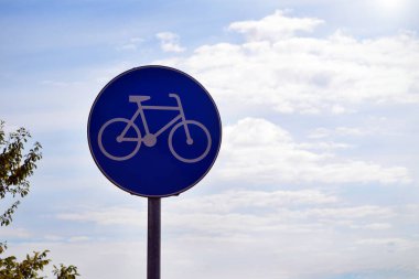 Mavi gökyüzü arka planında yol işareti bisikleti
