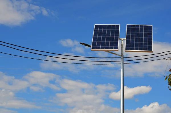 Moderne Sonnenkollektoren Auf Einer Straßenlaterne Einem Klaren Tag — Stockfoto