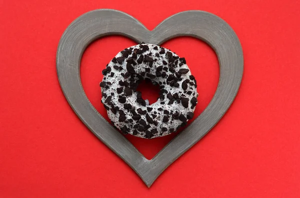 红底红心形的框架中的甜甜圈 — 图库照片