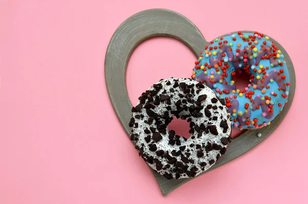 Zwei Donuts Herzförmigem Rahmen Auf Rosa Hintergrund — Stockfoto