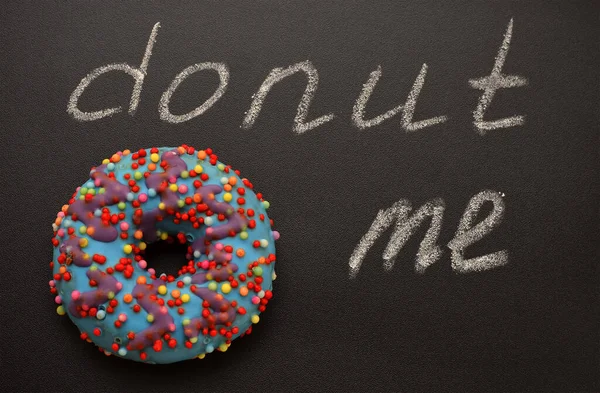 Renkli çörekler ve siyah arka planda yazılı çörekler.