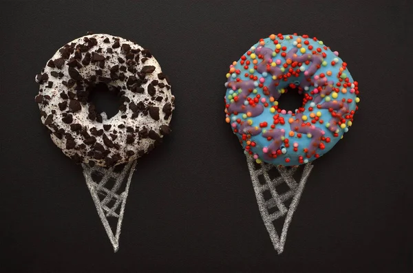 Kreatives Bild Von Zwei Donuts Auf Einer Tafel Form Von — Stockfoto