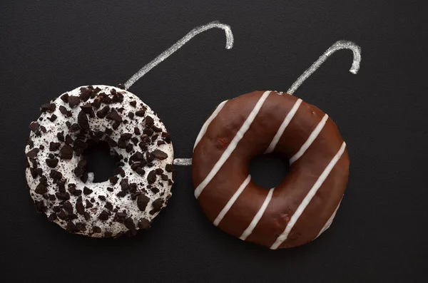 两个甜甜圈在黑板上以眼镜的形式出现的创造性图像 — 图库照片