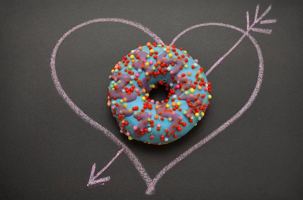 用粉笔画在黑板上的有釉面的甜甜圈和心 浪漫的形象 — 图库照片