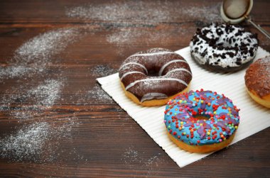 Taze hamur işleri, masadaki farklı tipte çörekler.