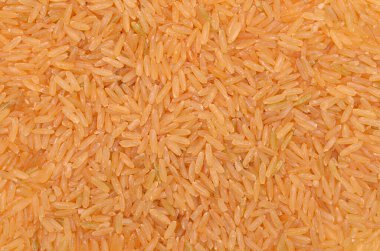 Beyaz arka planda izole edilmiş bronz pirinç yığını