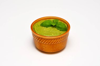 Beyaz arka planda izole edilmiş taze guacamole.