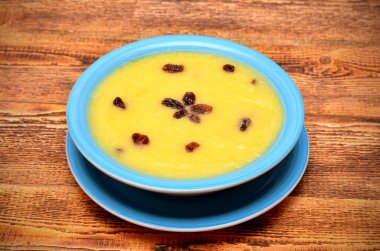 Tahta masadaki mısır lapası. Yakın plan.