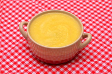 İtalyan yemeği, polenta mısır unu kasede yakın plan.