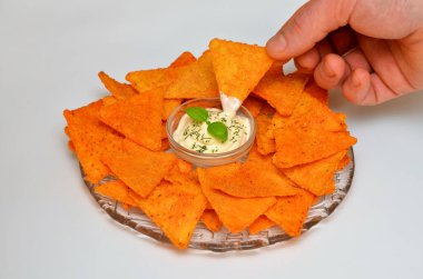 Latin amerikan aperatifleri soslu nacho ve erkek eli