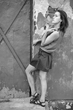 Sokaktaki bir kızın siyah beyaz görüntüsü.