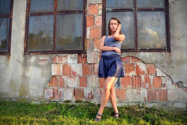 Eski binanın arka planında güzel bir kız modeli var.