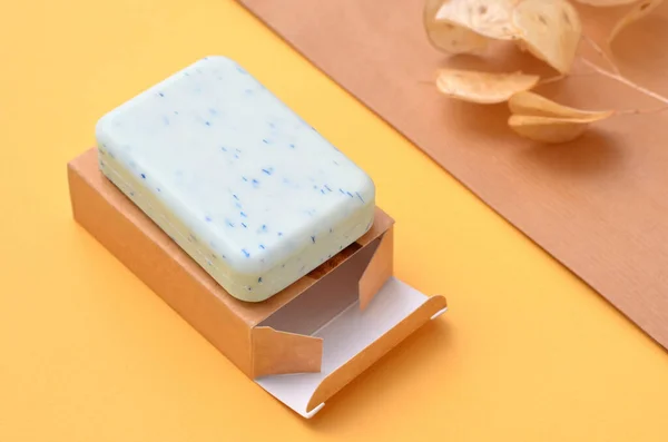 Hafif arka planda çevre dostu bir sabun.