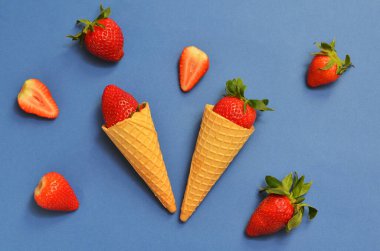 Renkli yemek arka planı mavi arka planda taze çilek