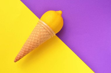 Renkli bir arka planda gözleme külahında sarı limon