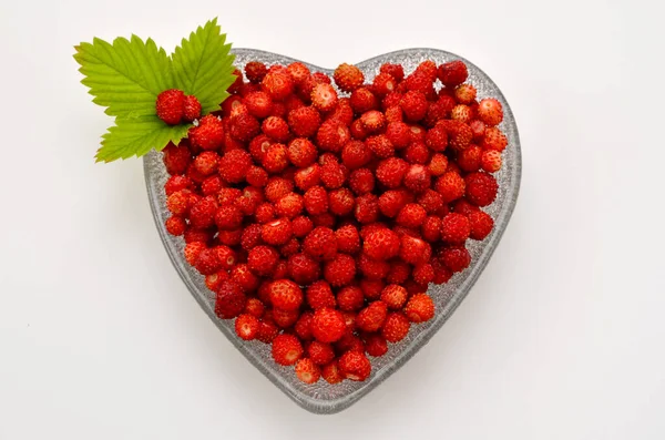 Kalp şeklinde bir kasede taze yabani çilekler yatıyordu.