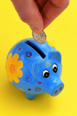 Tasarruf eli kavramı, kumbaraya para koyuyor.